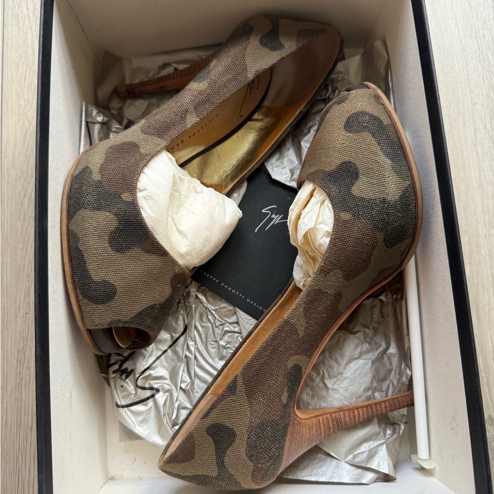 Giuseppe Zanotti Camouflage Peep-Toe pumps. Size 36.5 - Picture 8 of 9